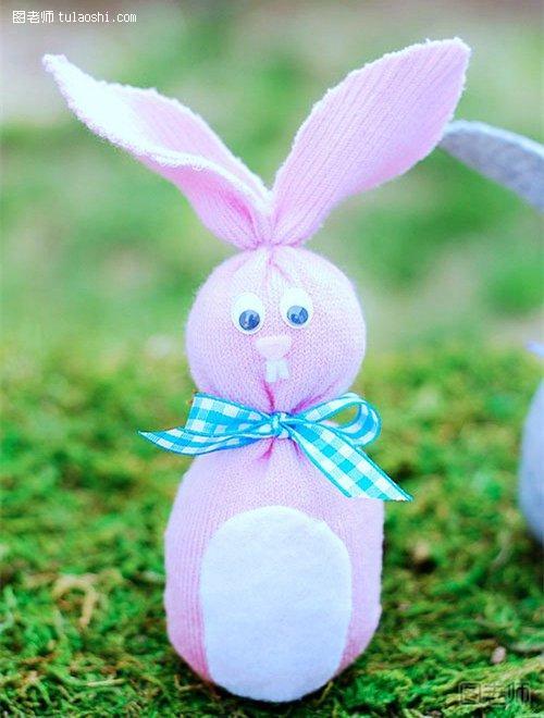 线袜子制作兔子玩偶的DIY教程3