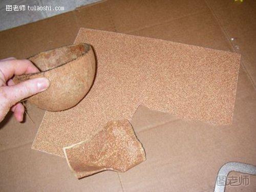 用砂纸打磨椰壳