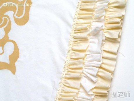 褶皱布缝在白色枕套的四周