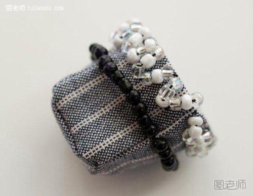 布艺小筐也用不同颜色的串珠装饰