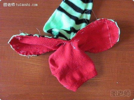 把红色旧袜子的袜头用剪刀剪成两瓣3