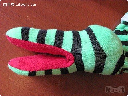 把棉花从绿色条纹袜的末尾填入1