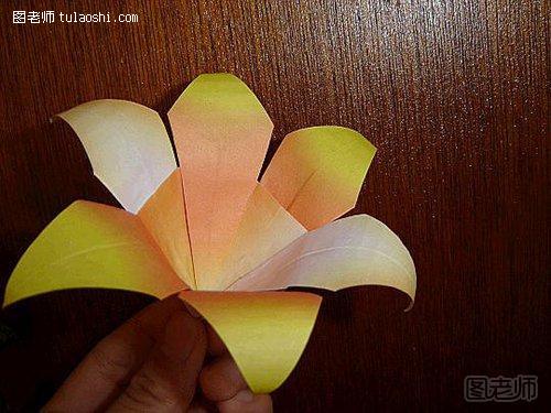 六瓣百合花的手工折纸教程22