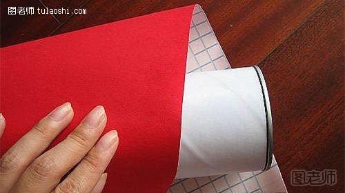 包上一层大红色的绒面贴纸