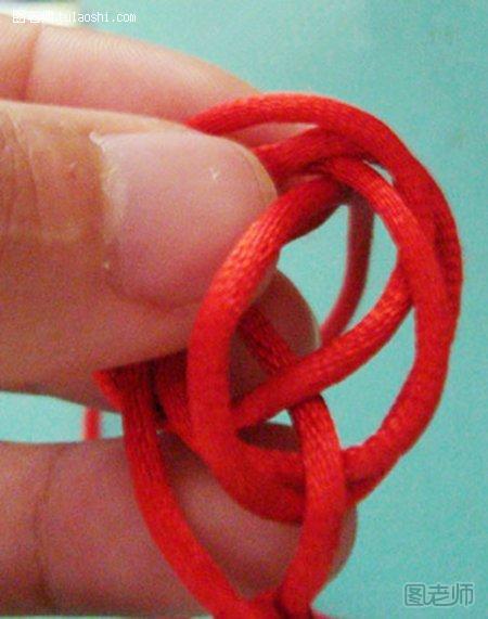 红绳手链的简单编法9