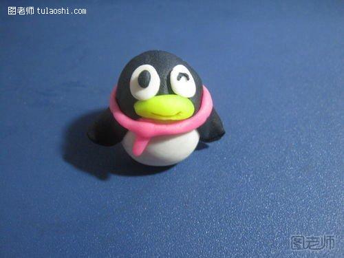 粉色的软陶压平切成长条做企鹅的围巾