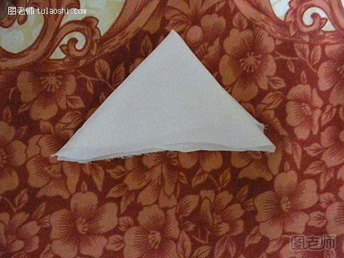 果实的布料折成三角形