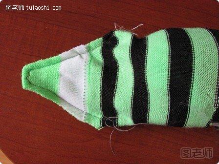 把棉花从绿色条纹袜的末尾填入2