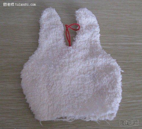 毛巾缝合成小兔子的头