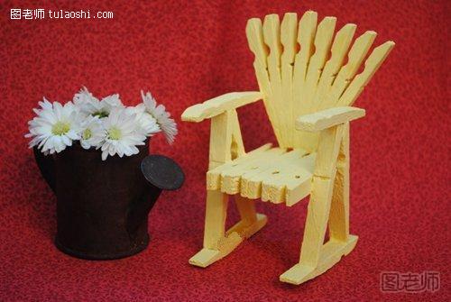 用废旧木夹制作小椅子手工艺品