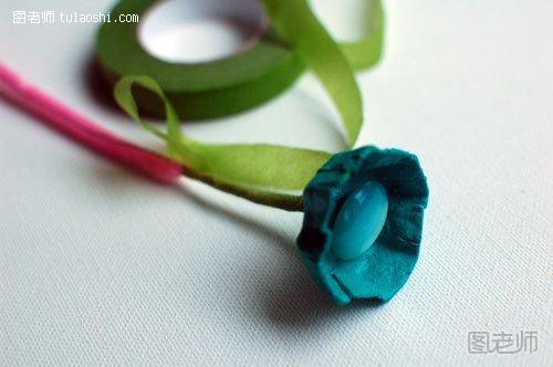 扣子穿在花朵的中间作为花蕊