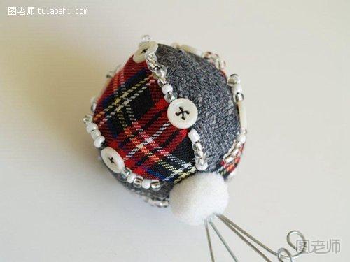 布艺小球用扣子和串珠装饰
