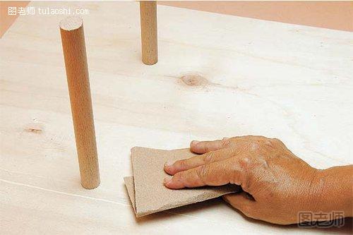 木板和圆木棍用砂纸打磨光滑