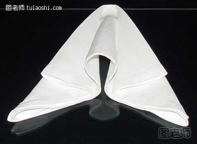 箭形餐巾的折法7