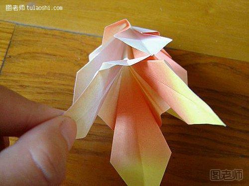 六瓣百合花的手工折纸教程17