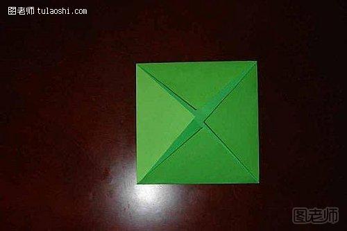 纸张的四个角向中心折叠2