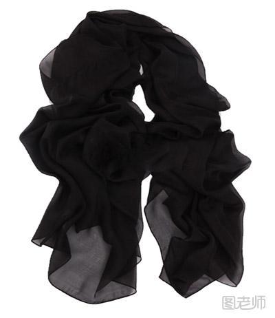  不灭的经典：黑色围巾的6种围法 