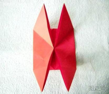 步骤10:这个时候将折纸模型的左右两个角也向中间点压折，这样在折叠完成之后，就得到了如图所示的折纸样式