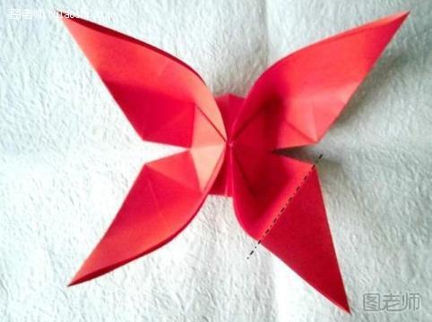 步骤18:调整折纸蝴蝶的翅膀。将折纸图示中右下角的三角形结构按照图示中的折痕向后及逆行那个一个折叠