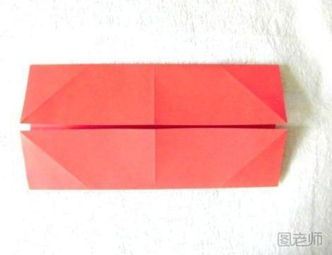 步骤3:将折纸模型上下两个边分别向纸张水平的中线进行折叠，效果如图所示，完成折叠后展开，得到折痕