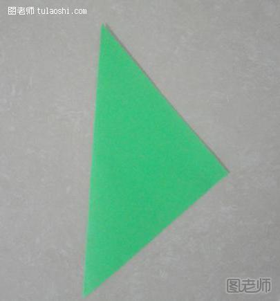 步骤3:接着把正方形纸对折成三角形
