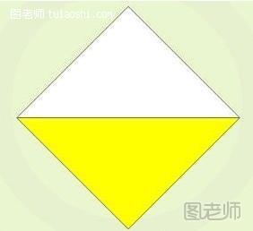 步骤1:准备一张方形折纸，沿对角线对折