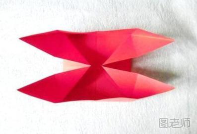 步骤6:接着再将折纸模型左右两个边的中点部分向折纸模型的中间点进行折叠，在进行这样的折叠的时候，会形成这样一个类似于双船结构的折纸样式