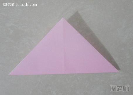 步骤17:然后用另个方向折成三角形，这样中间位置就会出现折痕