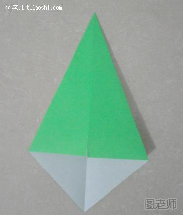 步骤6:左边纸的边缘同样对准折痕内折