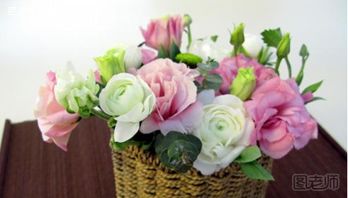 巧用藤编篮当做花器，插入鲜花，做出可以送人的礼品花艺。