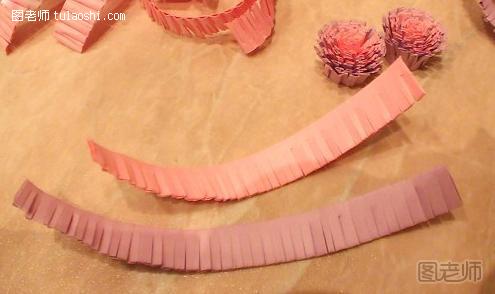 步骤1:这里使用的材料是单瓦楞纸，宽度为1厘米。两种色彩，外面的为玫瑰紫色，里面的为粉色