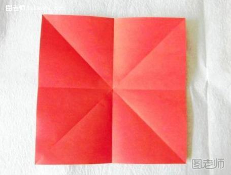 步骤2:折叠出水平和垂直方向上的中间折痕，并且在两个对角线上面也折叠出折痕来。完成折叠之后将折纸模型展开，得到米字折痕