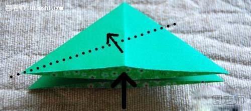 步骤4:把上一张折好的打开按折痕形成如图这样，这种形式在很多折纸过程中都很常见