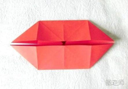 步骤7:将此时的折纸模型压展平整。此时得到的折纸模型样式应该是如图所示的双穿折纸结构