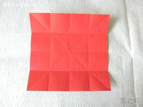 步骤4:将左右两个边向中间的垂直折痕进行折叠，完成折叠后展开，得到折痕