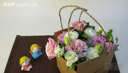 巧用手提袋当做花器，同样插入我们喜欢的花，手提袋礼品花艺就完成了。