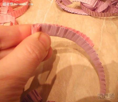步骤3:然后将玫瑰紫色的瓦楞纸放置在内侧，将粉色的瓦楞纸放置在外侧，进行缠绕