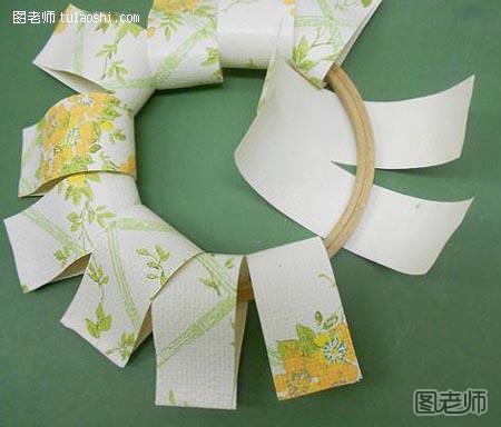 步骤2:把壁纸绕过刺绣箍，壁纸两端粘紧