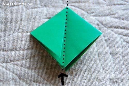 步骤3:如图折叠，得到折痕
