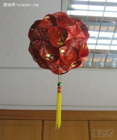 步骤8:装上装饰品，红绳和流苏，春节绣球挂饰就做好了！