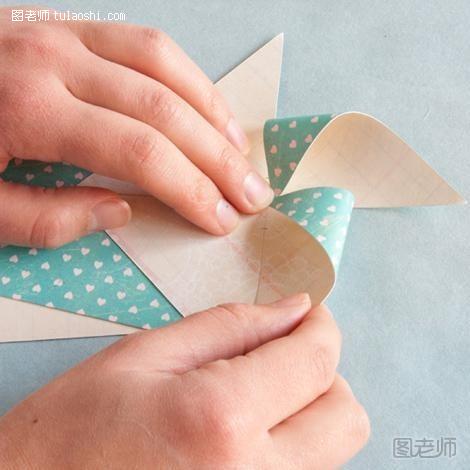 步骤2:用剪刀把四边都剪开，把剪开的纸都向中间的中心点折