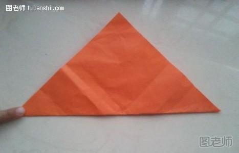 步骤2:将正方形折纸按照对角线对折，做出一个直角等腰三角形