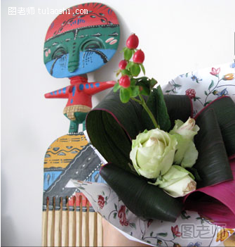 利用朱蕉叶使得插花机具创意，点缀玫瑰，画龙点睛。