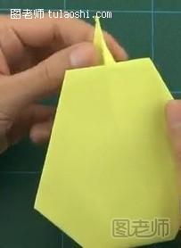 步骤3:梨子的大致形状已经出来了，最后将上角向后对折，用双手将整个纸张向后压，让梨子看起更立体更形象些