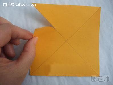 步骤3:将折出折痕的卡纸沿对角线剪开三分之二