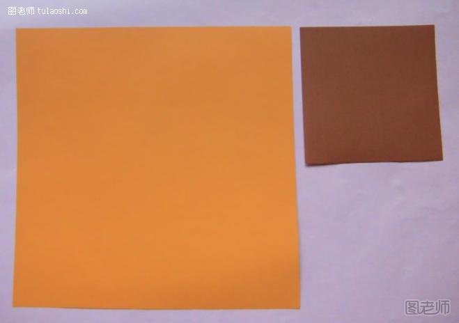 步骤1:准备两张正方形彩纸，一张橘黄色用来做柿子，一张褐色用来做柿子蒂，褐色纸边长是橘黄色纸边长的二分之一