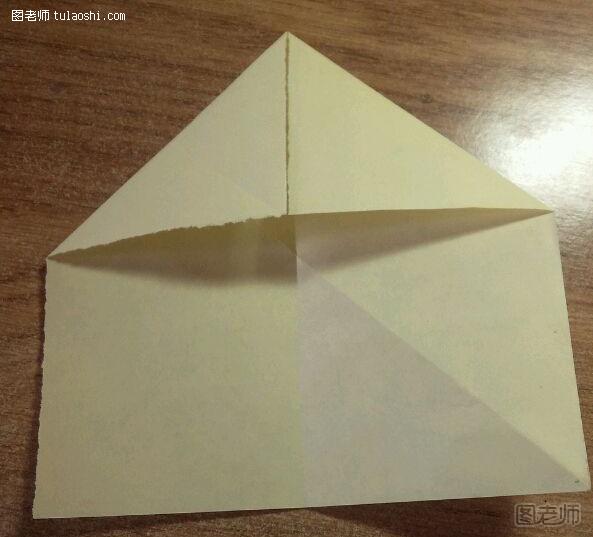 步骤5:拿出另一张白纸，现在我们开始做小狗的头，折法如图