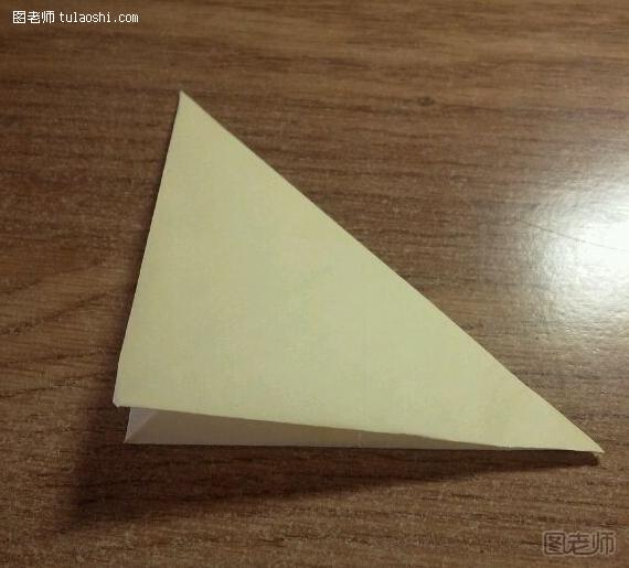 步骤2:沿对角线对折，如图放置纸张
