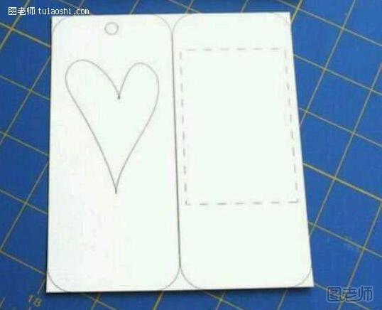 步骤2:找到一张硬纸，画出要裁剪的一颗心，右侧是贴花布的地方