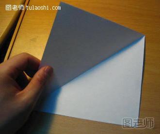 步骤1:一张正方形的纸，不要太大，小一些显得精致，如此对折